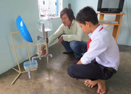 Học sinh làng "hô biến" nước mặn thành nước ngọt