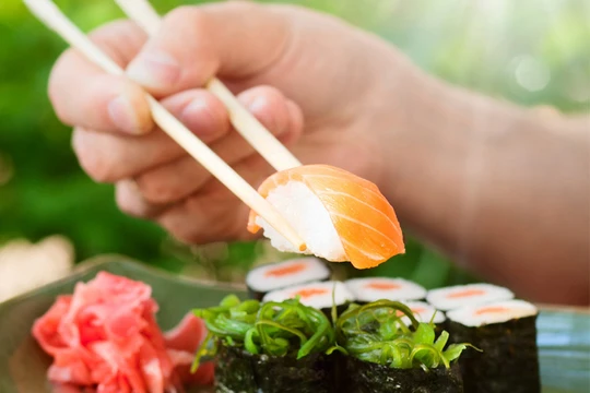 Cầu thủ Mancity đối đầu với thử thách dùng đũa