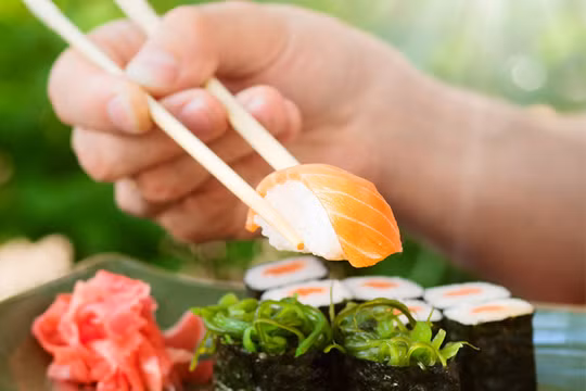 Cầu thủ Mancity đối đầu với thử thách dùng đũa