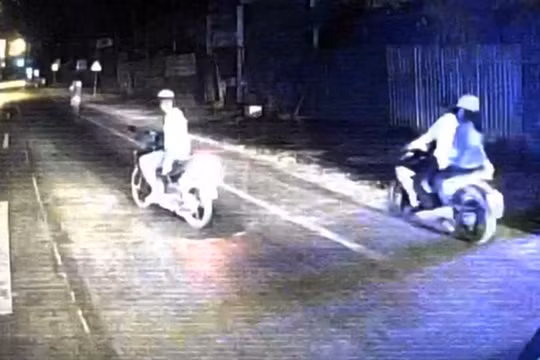 Hệ thống camera ghi lại hình ảnh nam thanh niên lạng lách đánh võng trước khi ném đá gây vỡ kính xe giường nằm của hãng Sơn Tùng.