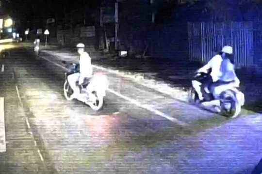 Hệ thống camera ghi lại hình ảnh nam thanh niên lạng lách đánh võng trước khi ném đá gây vỡ kính xe giường nằm của hãng Sơn Tùng.