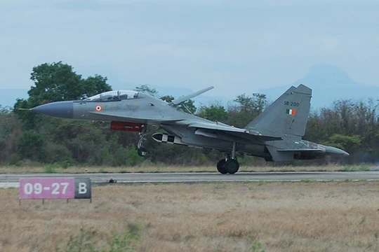 Tiêm kích Su-30MKI của Ấn Độ lần đầu tiên thử nghiệm bay với 1 tên lửa BrahMos nặng 2,5 tấn