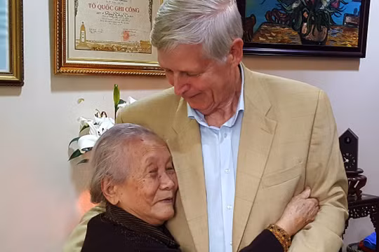 Cựu binh Mỹ Carl W. Greifzu đến ôm hôn mẹ AHLS Đặng Thùy Trâm, nghẹn ngào không nói lên lời.