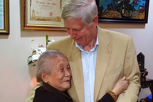 Cựu binh Mỹ Carl W. Greifzu đến ôm hôn mẹ AHLS Đặng Thùy Trâm, nghẹn ngào không nói lên lời.