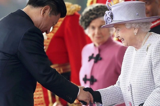 Video: Nữ hoàng Anh chê quan chức Trung Quốc lỗ mãng