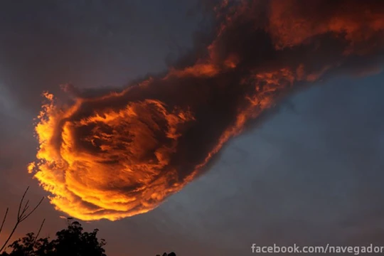 Đám mây hình "bàn tay của Chúa" xuất hiện trên đảo Madeira ở Bồ Đào Nha.