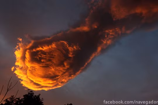 Đám mây hình "bàn tay của Chúa" xuất hiện trên đảo Madeira ở Bồ Đào Nha.