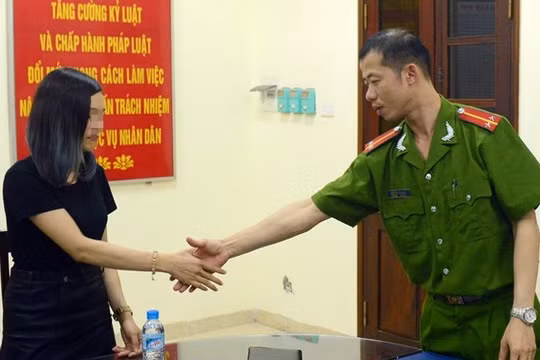 Công an bị tố nhổ nước bọt xin lỗi công khai 00:07 12/04/2016 11.5k 11.5k 19 “Thưa chị Tú Anh, trong quá trình thực hiện nhiệm vụ tôi đã có những cử chỉ, hành động chưa đúng. Bản thân tôi sẽ nghiêm khắc kiểm điểm. Tôi xin lỗi chị”, trung úy Bắc nói. Tối 