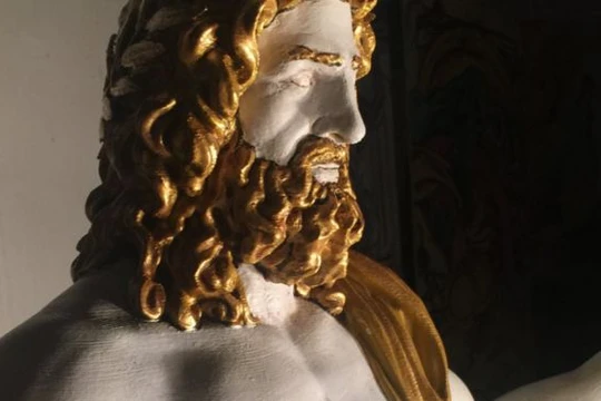 Bức tượng gốc thần Zeus làm bằng gỗ, ngà voi và vàng.