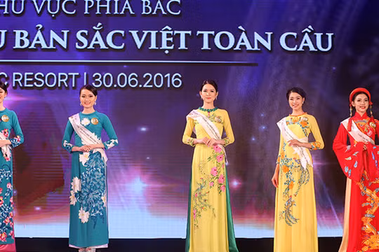Các thí sinh trong trang phục áo dài