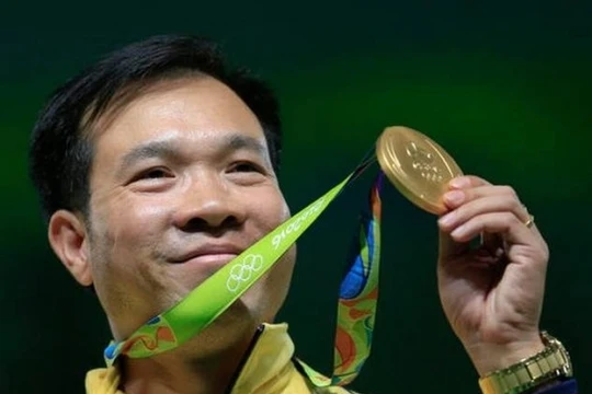 VĐV Hoàng Xuân Vinh đã đi vào lịch sử khi lần đầu tiên giành huy chương Vàng, đưa lá cờ tổ quốc được kéo cao ở Olympic.