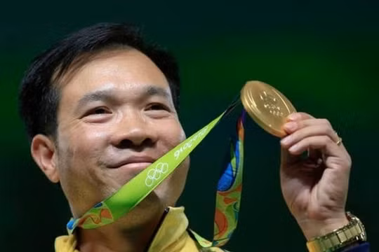 VĐV Hoàng Xuân Vinh đã đi vào lịch sử khi lần đầu tiên giành huy chương Vàng, đưa lá cờ tổ quốc được kéo cao ở Olympic.