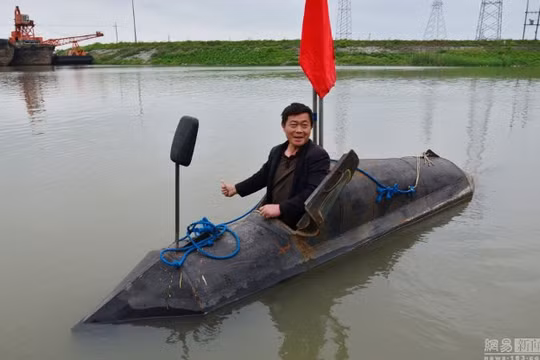 Anh Zhang chỉ là một trong số rất nhiều nông dân Trung Quốc theo đuổi giấc mơ chế tạo tàu ngầm. Gần đây là ông Du Xiutang (Ngọc Lâm, Thiểm Tây, Trung Quốc) đã tự đầu tư 300.000 nhân dân tệ để chế tạo tàu ngầm nhưng đáng tiếc là ông đã phá sản trước khi ho