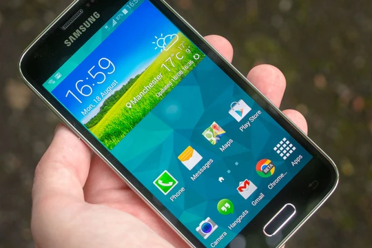 Video: Galaxy S5 Mini "đắm" Coca-Cola, kết cục ra sao?