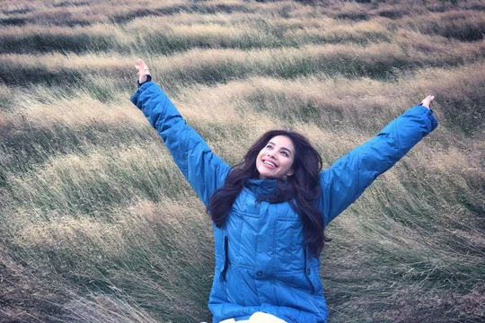 Video: Phạm Hương “thấy hoa vàng trên cỏ xanh” ở New Zealand