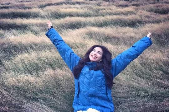 Video: Phạm Hương “thấy hoa vàng trên cỏ xanh” ở New Zealand