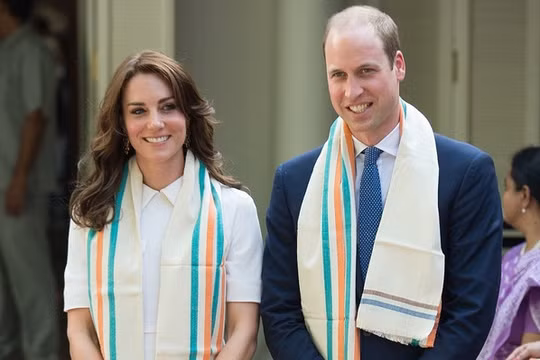 Công nương Kate cùng chồng bỏ giày để tham dự một lễ hội truyền thống ở Ấn Độ.