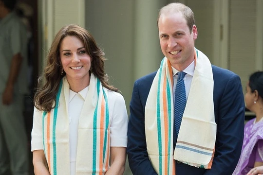 Công nương Kate cùng chồng bỏ giày để tham dự một lễ hội truyền thống ở Ấn Độ.