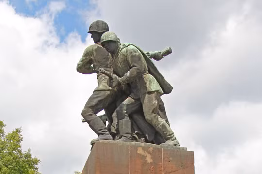 Sẽ khôi phục tượng đài người lính Liên Xô mặc chính quyền Ba Lan phản đối
