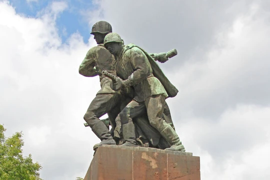 Sẽ khôi phục tượng đài người lính Liên Xô mặc chính quyền Ba Lan phản đối