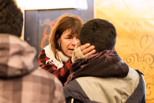 Cậu bé tị nạn 7 tuổi nhắn tin cứu 15 mạng người