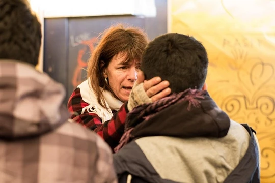 Cậu bé tị nạn 7 tuổi nhắn tin cứu 15 mạng người