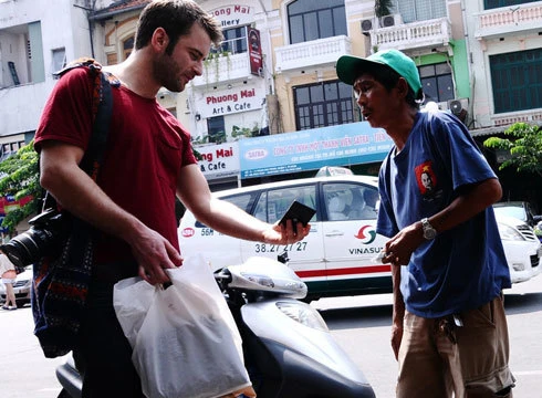 Khách Tây thường là mục tiêu chèo kéo tại nhiều điểm du lịch