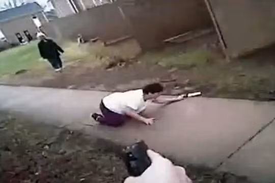 Bà Chieu Di Thi Vo bị cảnh sát Bắc Carolina bắn gục (Ảnh cắt từ video)