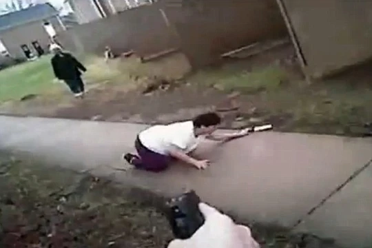 Bà Chieu Di Thi Vo bị cảnh sát Bắc Carolina bắn gục (Ảnh cắt từ video)