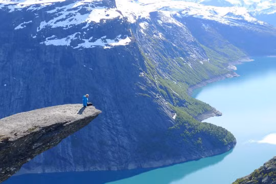 1. Mỏm đá Trolltunga (Lưỡi quỷ Na Uy) – Na Uy.