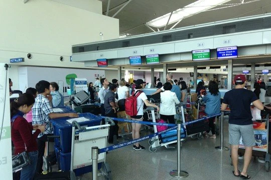 Hành khách làm thủ tục tại sân bay Tân Sơn Nhất