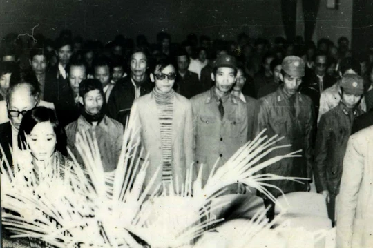 Phút mặc niệm Nhà thơ Xuân Diệu tại Hội nghị những người viết văn trẻ toàn quốc lần thứ III, tháng 12 năm 1985 (hàng đầu, từ phải qua trái): Ngô Vĩnh Bình, Nguyễn Quốc Trung, Đặng Vương Hưng, Đỗ Chu…