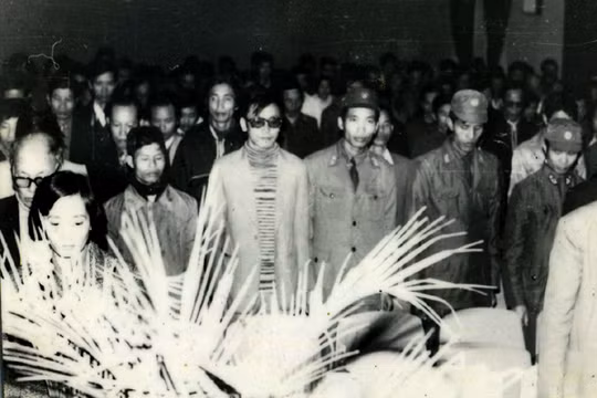 Phút mặc niệm Nhà thơ Xuân Diệu tại Hội nghị những người viết văn trẻ toàn quốc lần thứ III, tháng 12 năm 1985 (hàng đầu, từ phải qua trái): Ngô Vĩnh Bình, Nguyễn Quốc Trung, Đặng Vương Hưng, Đỗ Chu…