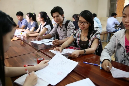 Hôm qua (19/8) là hạn cuối cùng các trường đại học nhận hồ sơ trúng tuyển đợt 1 năm 2016. Sau thời hạn trên, thí sinh nào không nộp Giấy chứng nhận kết quả thi, xem như không chấp nhận vào học tại trường và nhà trường sẽ gọi thí sinh bổ sung.