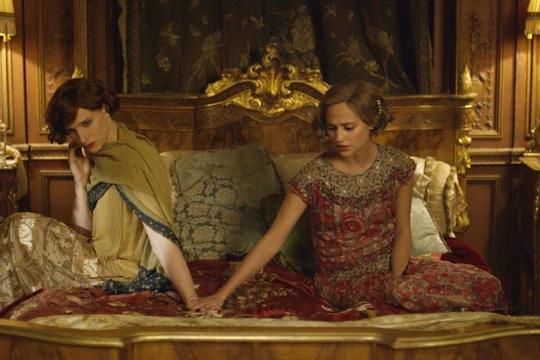 Gerda - người vợ bản lĩnh chấp nhận giúp đỡ chồng mình - Einer mà cũng là Lili - từng bước trên hành trình đi tìm bản nguyên giới tính.