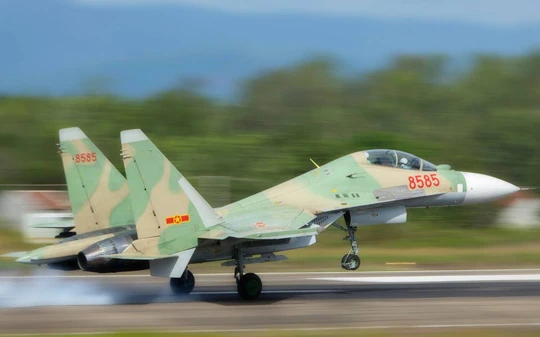 Máy bay Su-30MK2 gặp sự cố mất liên lạc trên biển.