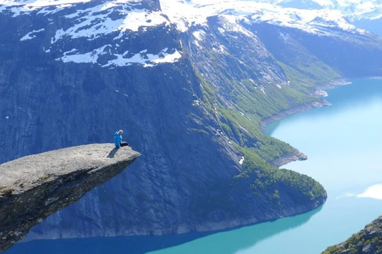 1. Mỏm đá Trolltunga (Lưỡi quỷ Na Uy) – Na Uy.