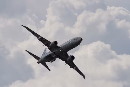 Xe địa hình xé nát đuôi máy bay 60 triệu USD