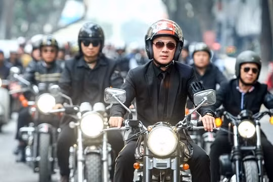 MC Anh Tuấn dẫn đầu đoàn xe trong lễ đưa tiến ca/nhạc sĩ Trần Lập về nơi an nghỉ cuối cùng.