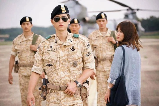 Song Joong Ki và Song Hye Kyo trong Hậu duệ mặt trời. Ảnh: KBS