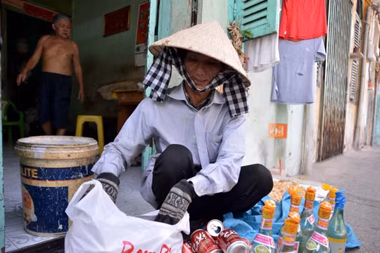 Hơn 100 năm nay, thế hệ trước nối tiếp thế hệ sau, người dân trong xóm đùm bọc lẫn nhau, thân thiết như người một nhà 