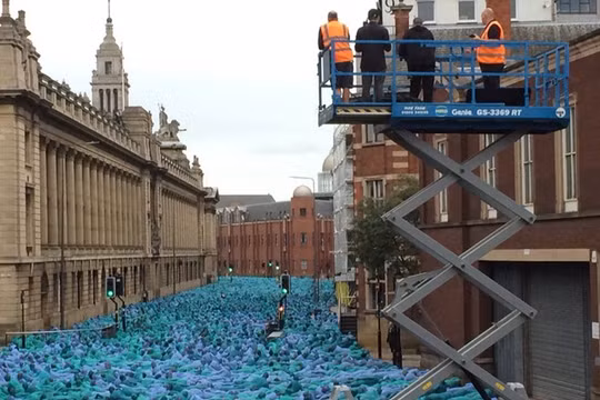 Những bức ảnh về buổi chụp hình của Tunick được đăng trên mạng xã hội