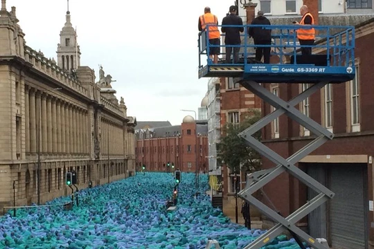 Những bức ảnh về buổi chụp hình của Tunick được đăng trên mạng xã hội