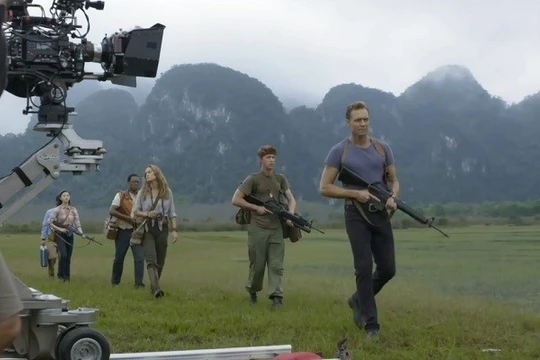 Các diễn viên của Kong: Skull Island trong một cảnh quay thực hiện tại Việt Nam. Ảnh: MTV