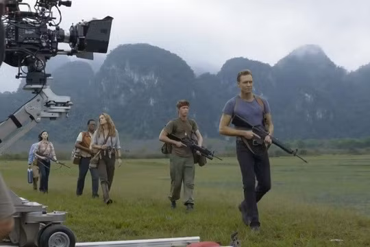 Các diễn viên của Kong: Skull Island trong một cảnh quay thực hiện tại Việt Nam. Ảnh: MTV