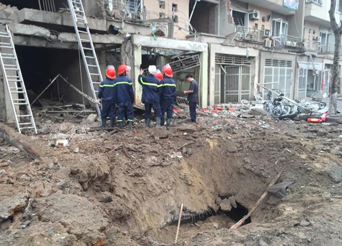 Một hố sâu xuất hiện sau vụ nổ.