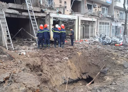 Một hố sâu xuất hiện sau vụ nổ.