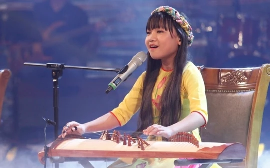 Nổi da gà nghe cô bé 12 tuổi hát “Ai ra xứ Huế“