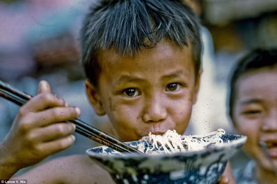 Em bé Mỹ Tho mặt lấm lem hào hứng với tô bún.