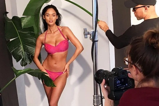 Video: 'Nóng rực' hậu trường Hoa hậu hoàn vũ chụp ảnh bikini